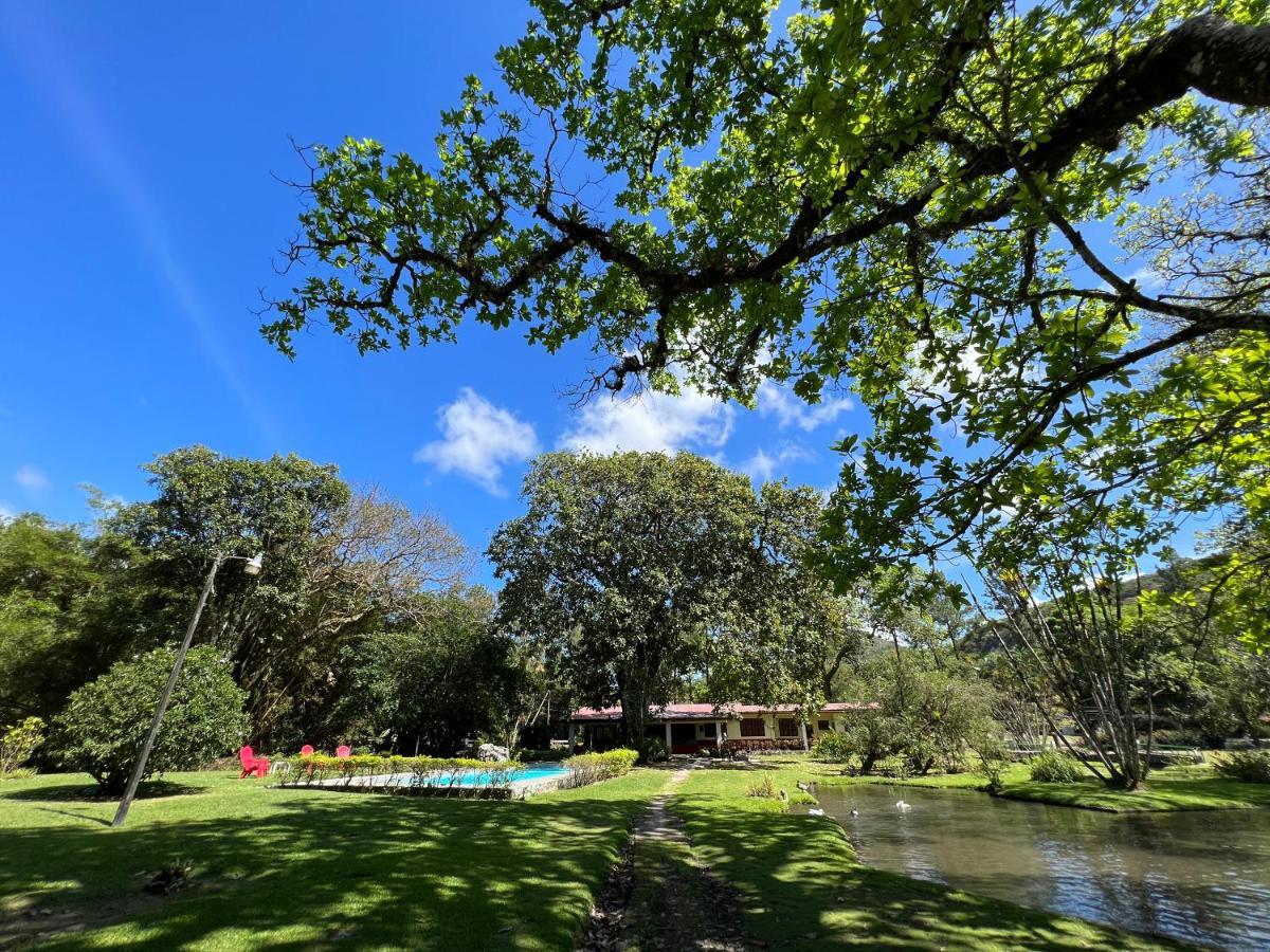 La Casa De Los Patos El Valle de Anton Bagian luar foto